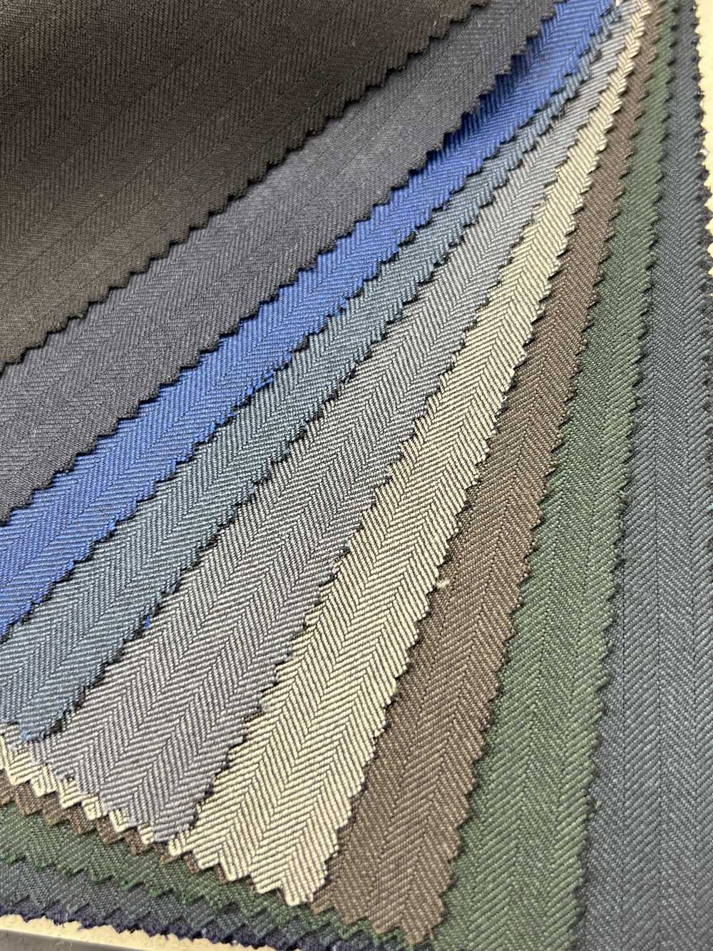 39401 DAVAUMI 18 Micron High Quality Material Herringbone 9 Color Variations[Textile] Kunishima Co., Ltd.